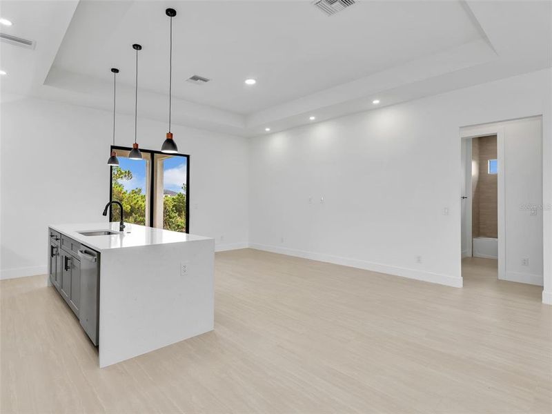 Spacious, unfurnished interior of a new home in , Cape Coral (Image 36).