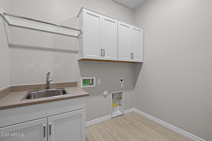 28)LAUNDRY ROOM