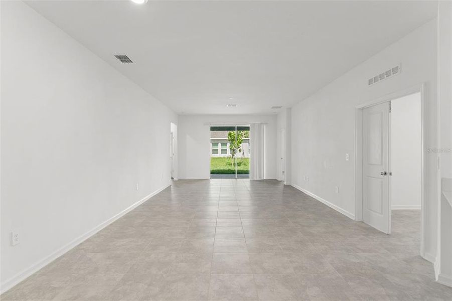 Spacious, unfurnished interior of a new home in Peace Creek Reserve, Winter Haven (Image 17).