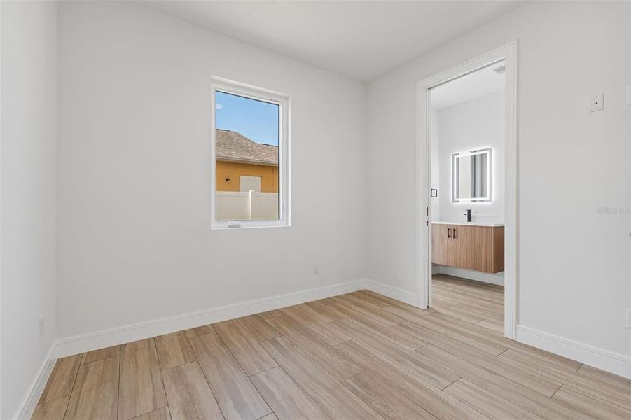 Spacious, unfurnished interior of a new home in , Tampa (Image 33).