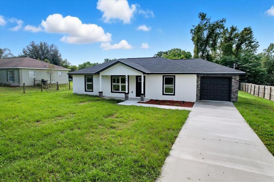 Exterior details and patio area of a home in , Dunnellon (Image 24).