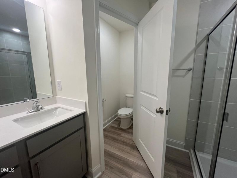 Primary bath w/water closet
