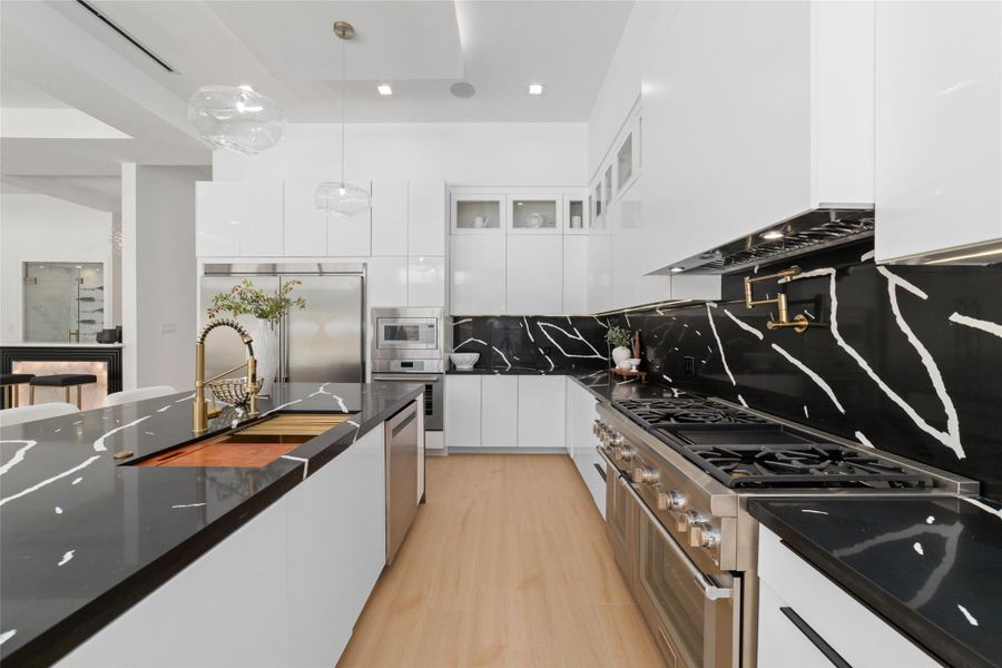 built for beauty, performance and dining.Step outside where indoor luxury seamlessly extends outdoors.