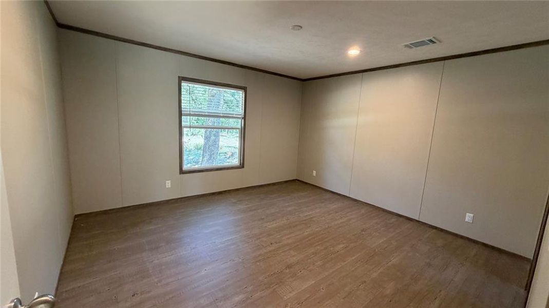 Spacious, unfurnished interior of a new home in , Scurry (Image 11).