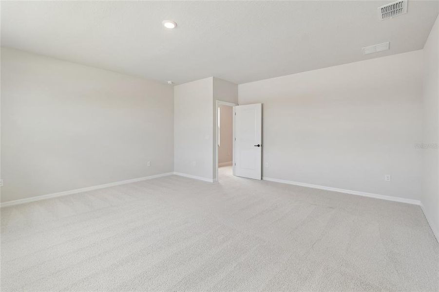 Spacious, unfurnished interior of a new home in Eastlyn, Bradenton (Image 6).
