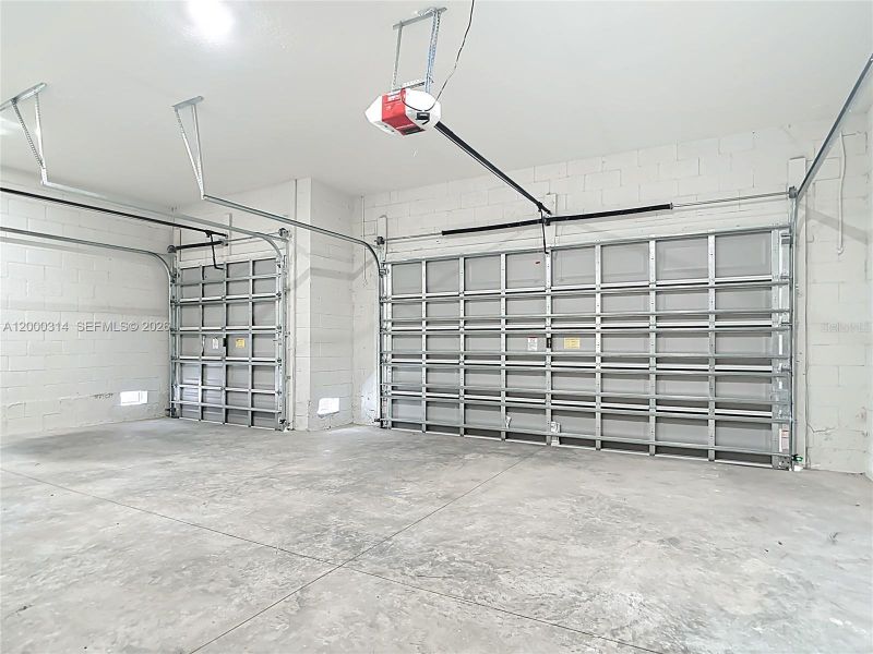 Spacious, unfurnished interior of a new home in , Port Charlotte (Image 20).