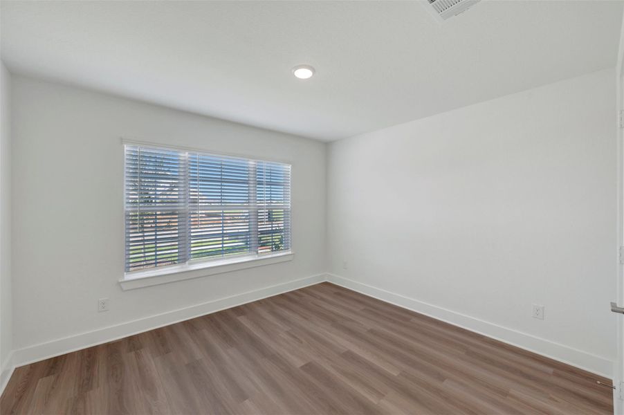 Spacious, unfurnished interior of a new home in Hallimore Ranch, Rosenberg (Image 25).