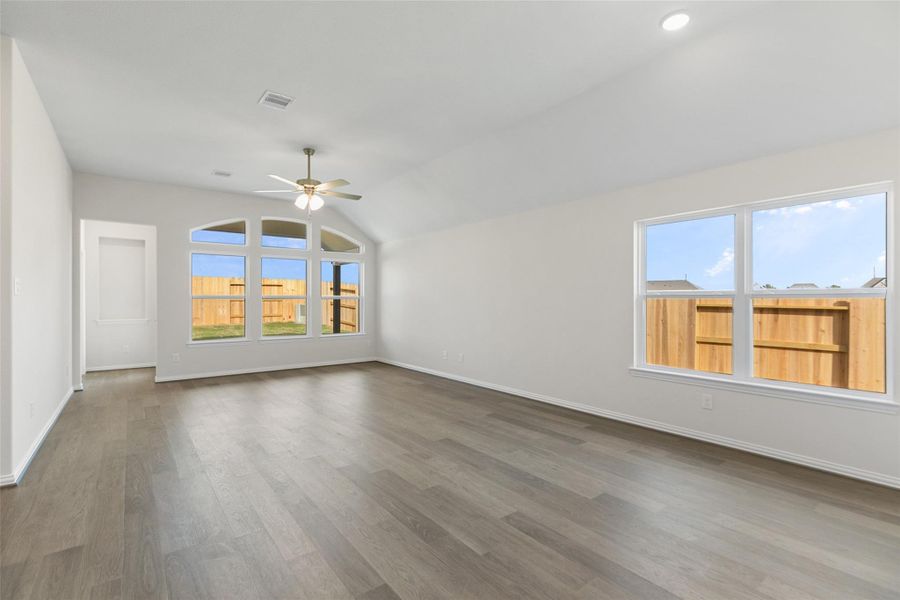 Spacious, unfurnished interior of a new home in Oakwood Estates, Waller (Image 27).