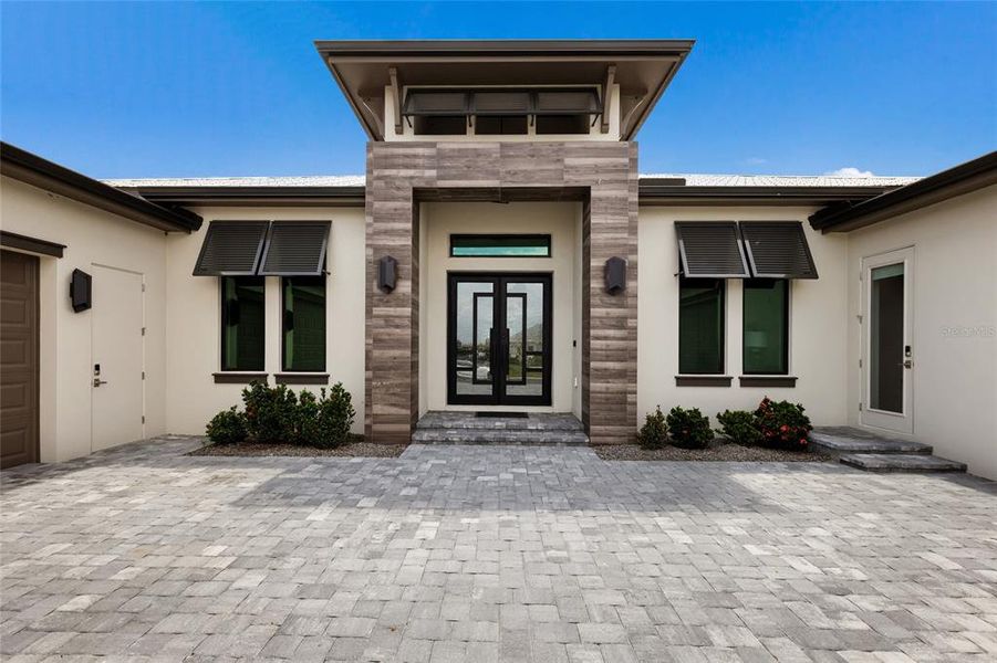 Exterior details and patio area of a home in , Palmetto (Image 3).