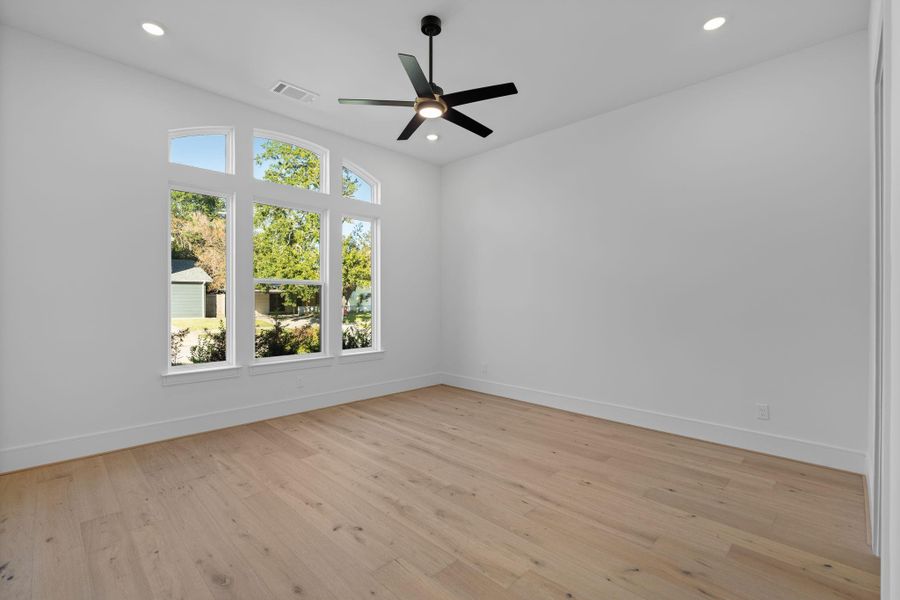 Spacious, unfurnished interior of a new home in , Houston (Image 44).