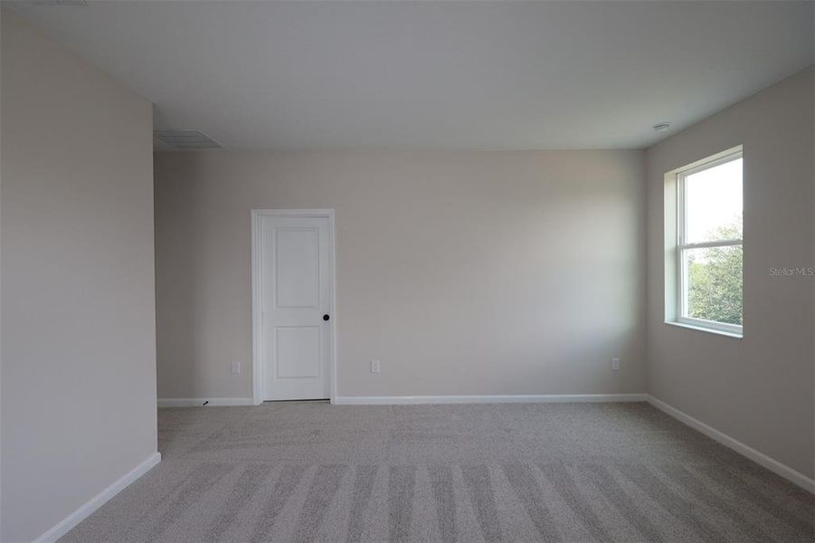 Spacious, unfurnished interior of a new home in Center Lake on the Park, St. Cloud (Image 13).