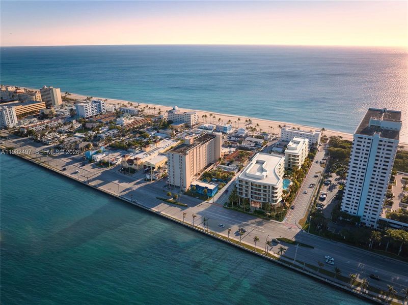 Condo located in Hollywood, FL showcasing its design and architecture (Image 3).