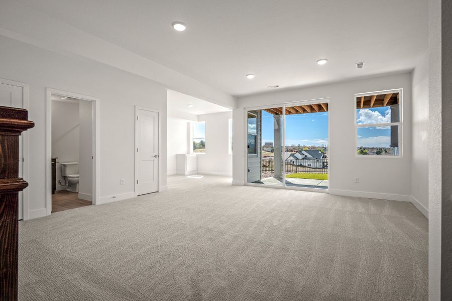 Spacious, unfurnished interior of a new home in Trailside at Cottonwood Creek, Colorado Springs (Image 24).