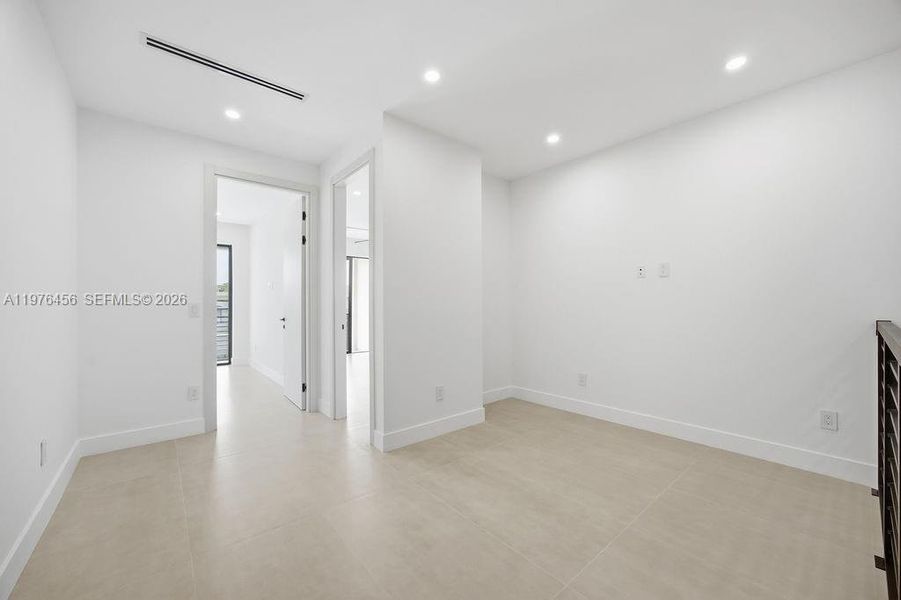 Spacious, unfurnished interior of a new home in , Fort Lauderdale (Image 44).