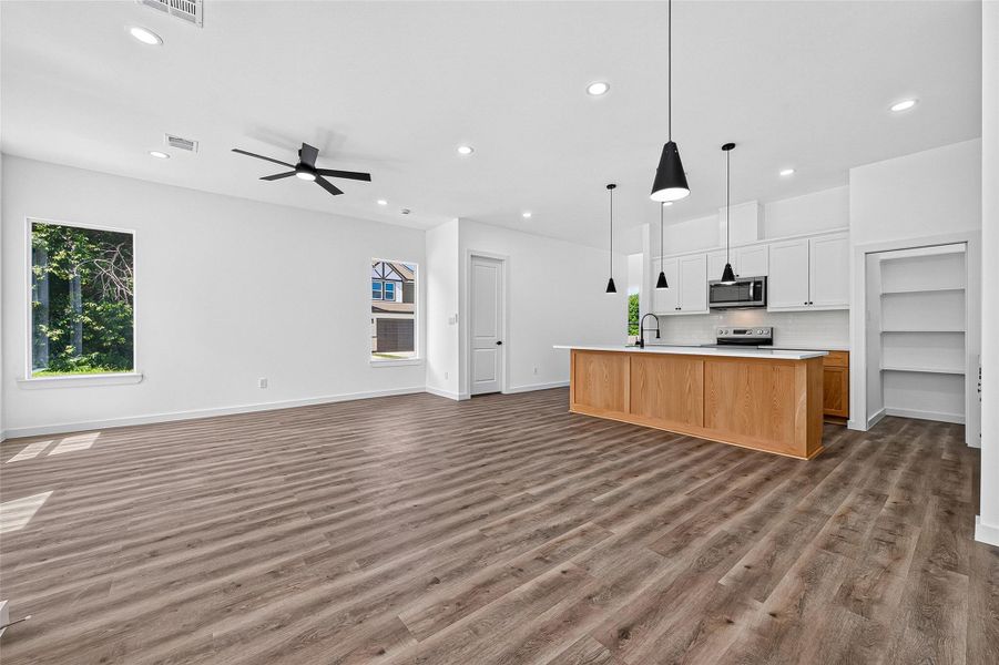 Spacious, unfurnished interior of a new home in , Conroe (Image 11).