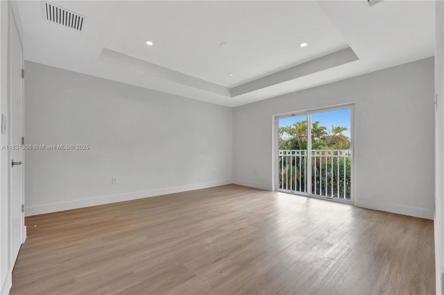 Spacious, unfurnished interior of a new home in , Coral Springs (Image 22).