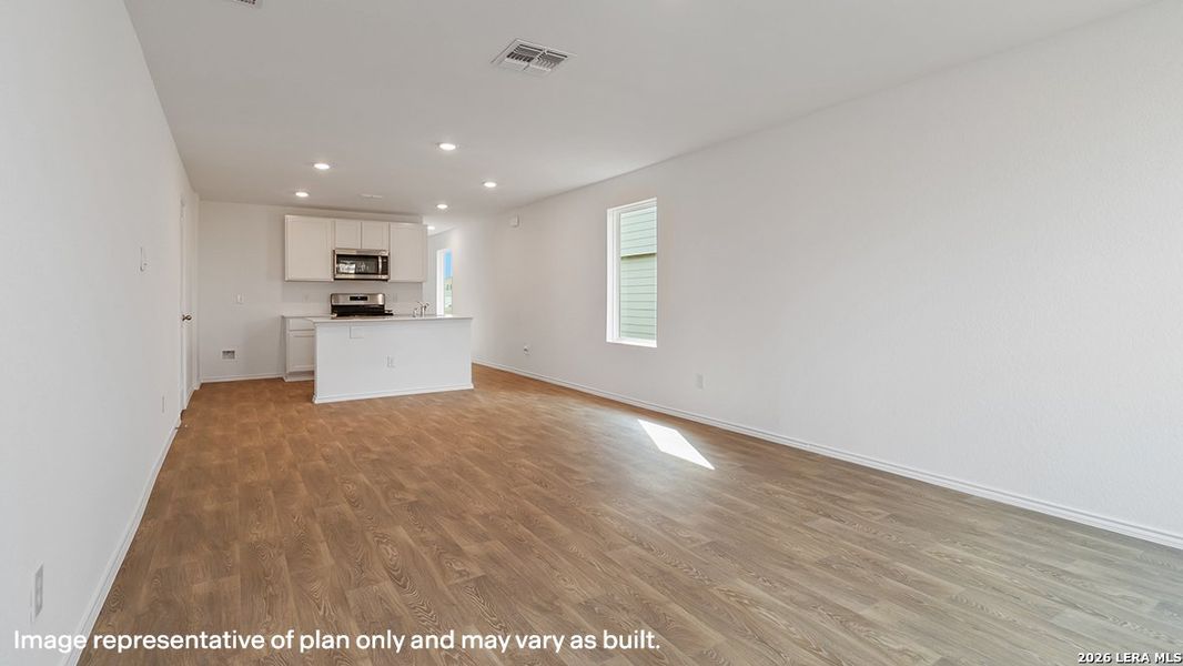 Spacious, unfurnished interior of a new home in Blue Ridge Ranch, San Antonio (Image 15).