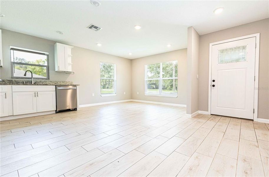 Spacious, unfurnished interior of a new home in , Lake Panasoffkee (Image 7).