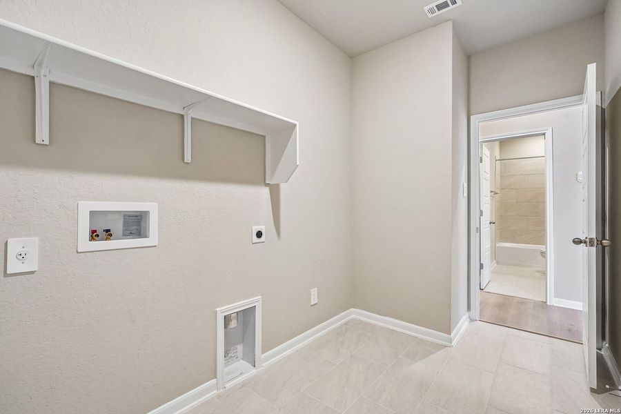 Spacious, unfurnished interior of a new home in Remington Ranch, San Antonio (Image 45).