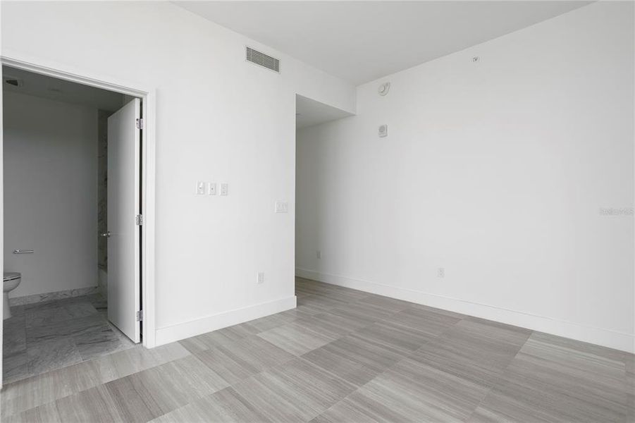 Spacious, unfurnished interior of a new home in , Tampa (Image 29).