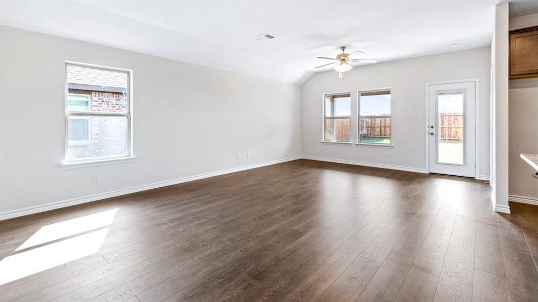 Spacious, unfurnished interior of a new home in Bel Air Village, Sherman (Image 20).