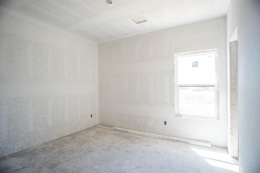 Spacious, unfurnished interior of a new home in , Navasota (Image 6).
