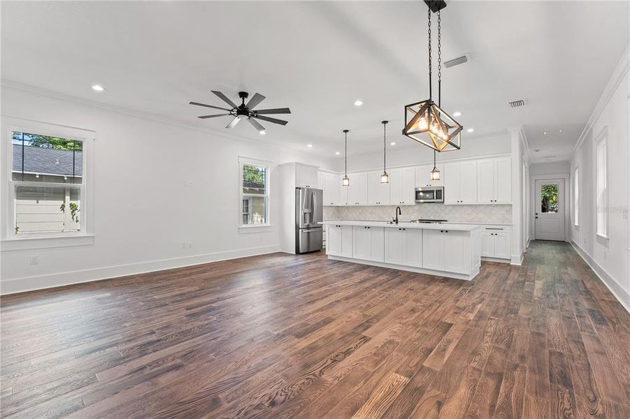 Spacious, unfurnished interior of a new home in , Tampa (Image 40).