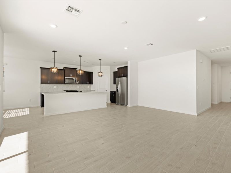 Spacious, unfurnished interior of a new home in Rancho Mirage Signature Series, Maricopa (Image 8).