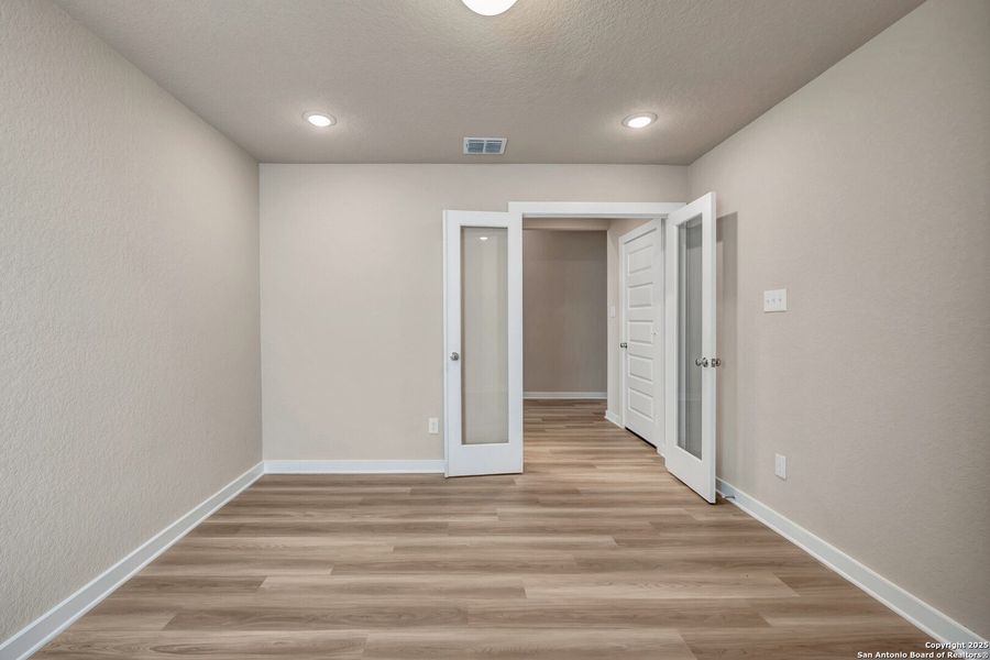Spacious, unfurnished interior of a new home in Mesquite Ridge, San Antonio (Image 33).