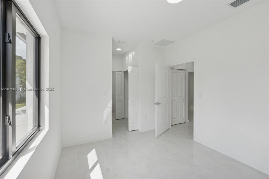 Spacious, unfurnished interior of a new home in , Miami (Image 14).
