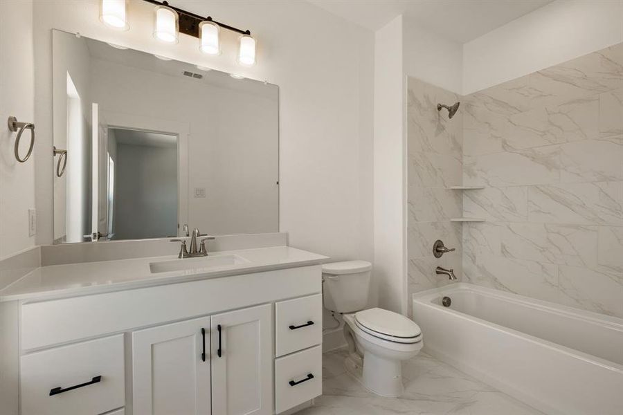 Your guests will love having their own private en suite bath! Your guests will love having their own private en suite bath!