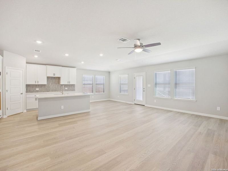 Spacious, unfurnished interior of a new home in Arcadia Ridge - Classic Series, San Antonio (Image 10).