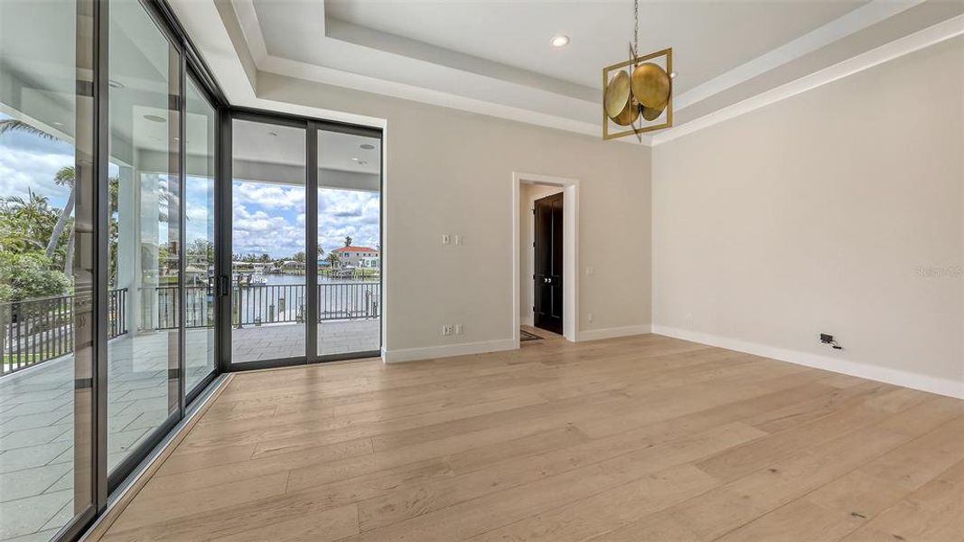 Spacious, unfurnished interior of a new home in , Longboat Key (Image 24).