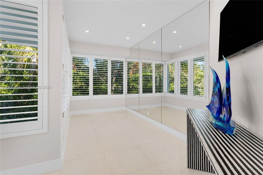 Spacious, unfurnished interior of a new home in , Key Largo (Image 20).