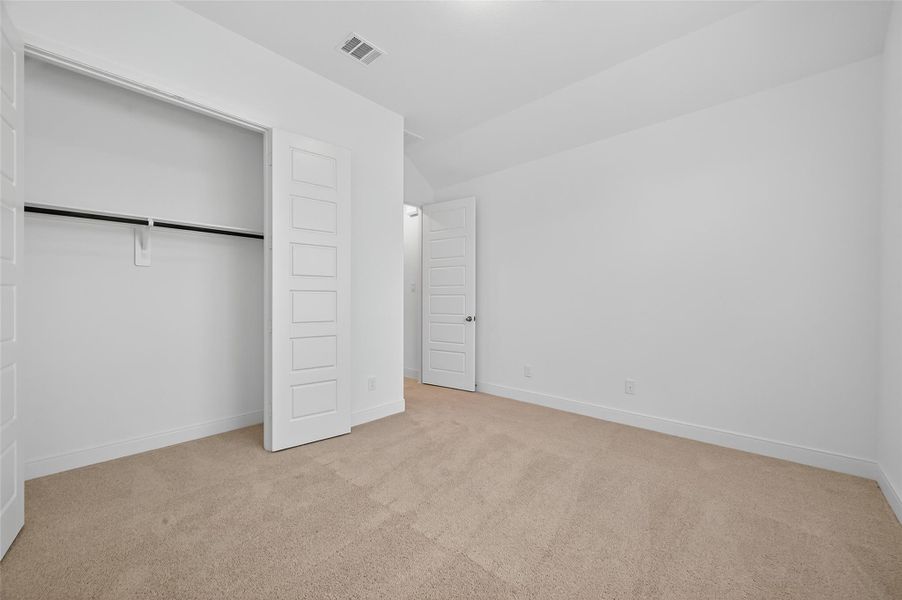 Spacious, unfurnished interior of a new home in Lago Mar, La Marque (Image 28).