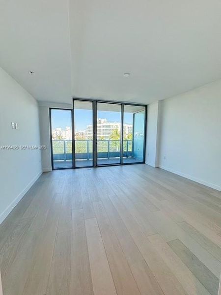Spacious, unfurnished interior of a new home in , Bal Harbour (Image 11).