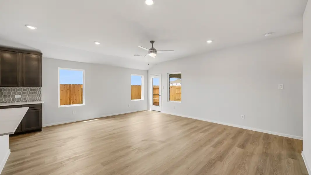 Spacious, unfurnished interior of a new home in Sunterra Lakes, Brookshire (Image 12).