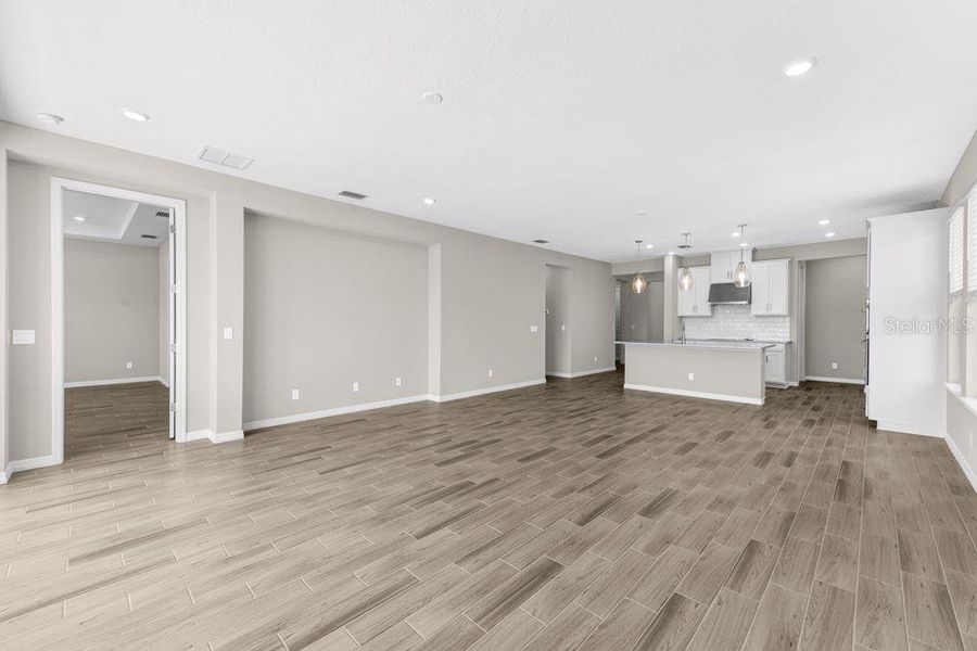Spacious, unfurnished interior of a new home in Tiburon, Nokomis (Image 29).