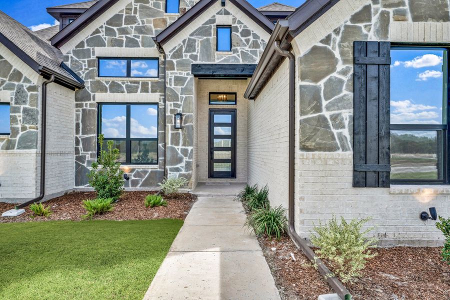 Exterior details and patio area of a home in Valley View, Union Valley (Image 3).