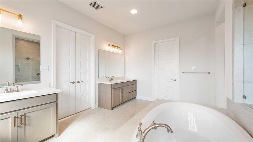 Furnished interior view inside a new home in Myrtle Creek 71', Waxahachie (Image 7).