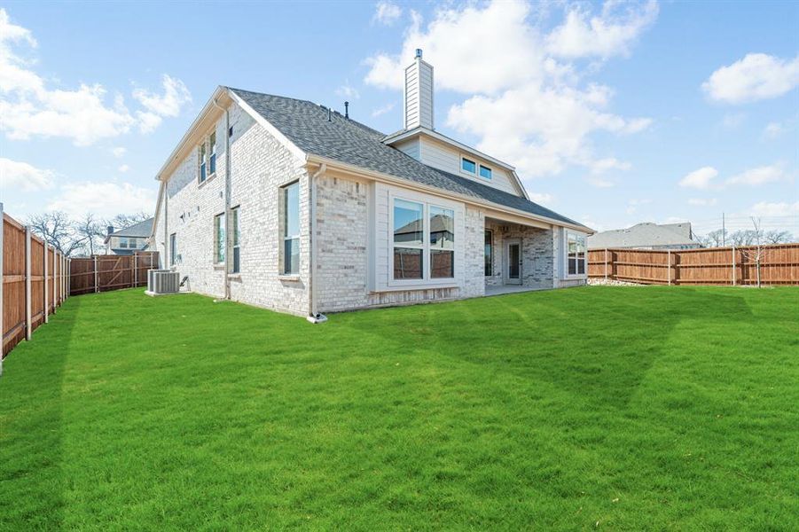 Exterior details and patio area of a home in Rockwood, Mansfield (Image 3).