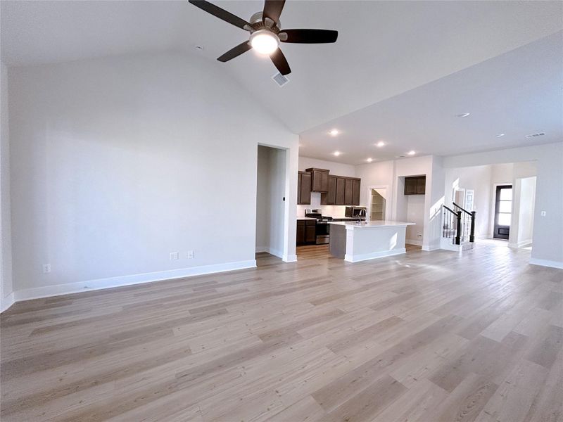 Spacious, unfurnished interior of a new home in Cross Creek Ranch 45′, Fulshear (Image 35).