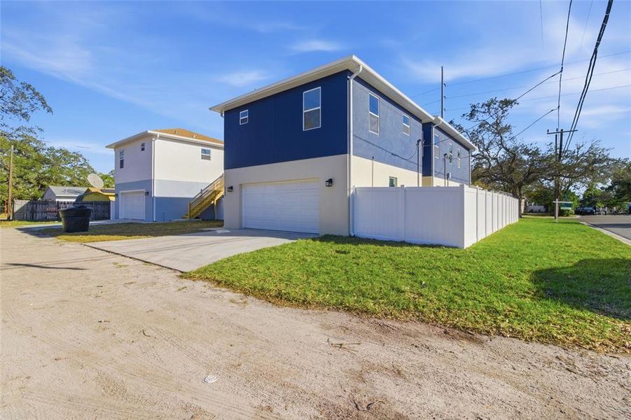 Exterior details and patio area of a home in , St. Petersburg (Image 32).