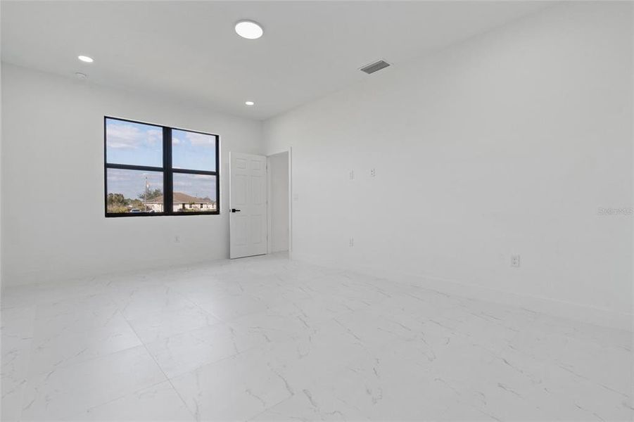 Spacious, unfurnished interior of a new home in , Lehigh Acres (Image 19).