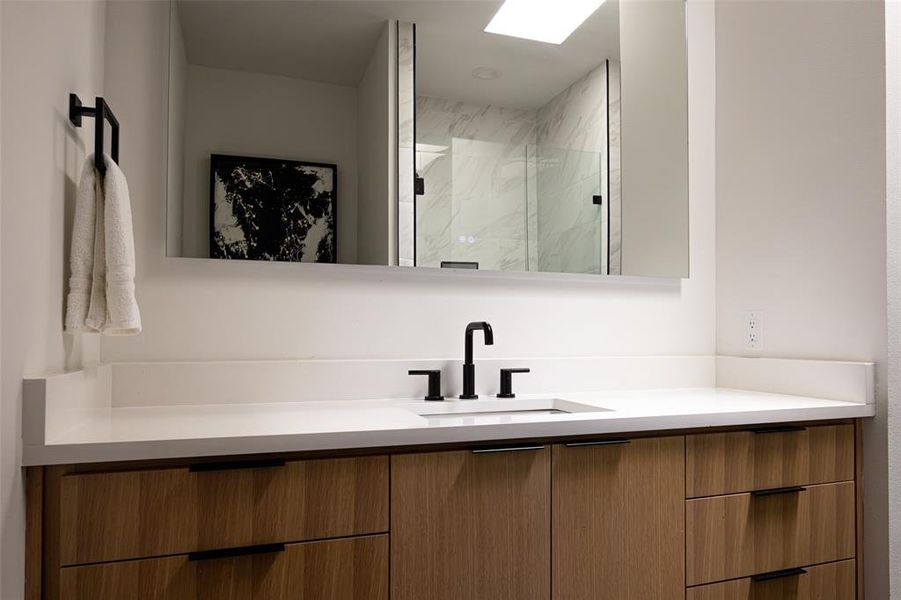3rd Floor En Suite Bath