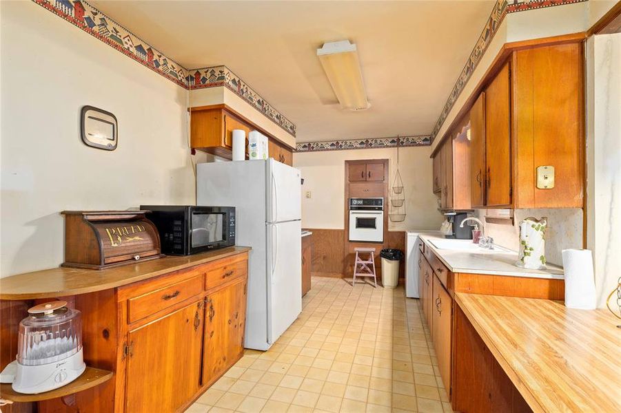Furnished interior view inside a new home in , Brownwood (Image 6).