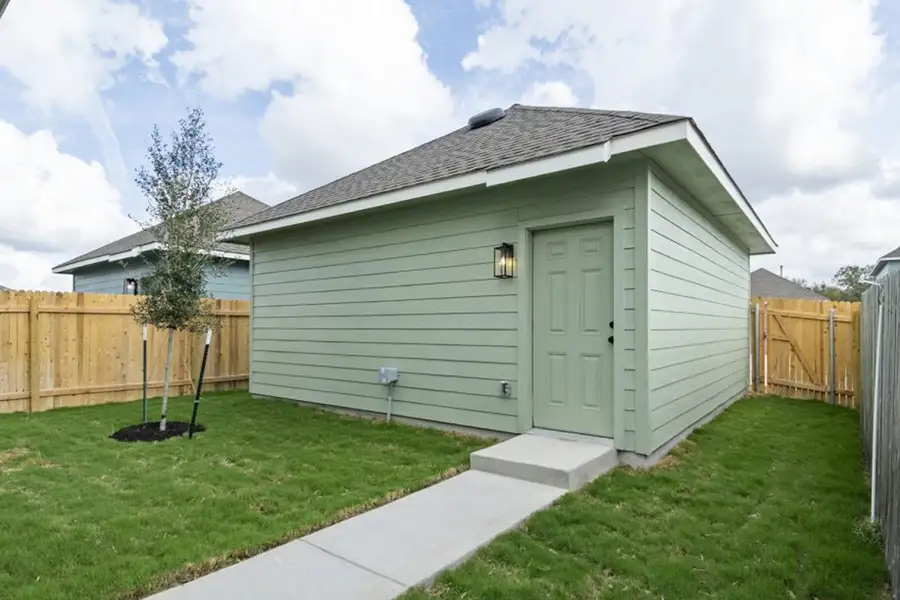 Representative exterior details of a home built from the Mesquite by Pacesetter Homes in Blanco Vista, San Marcos (Image 3).