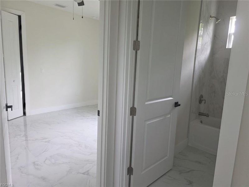 Spacious, unfurnished interior of a new home in , Fort Myers (Image 18).