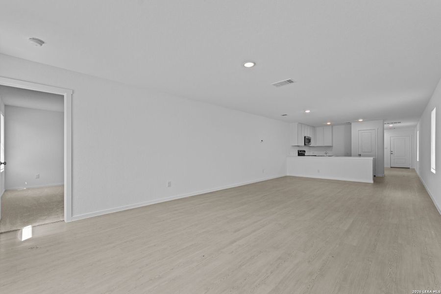 Spacious, unfurnished interior of a new home in Guadalupe Ridge, New Braunfels (Image 14).