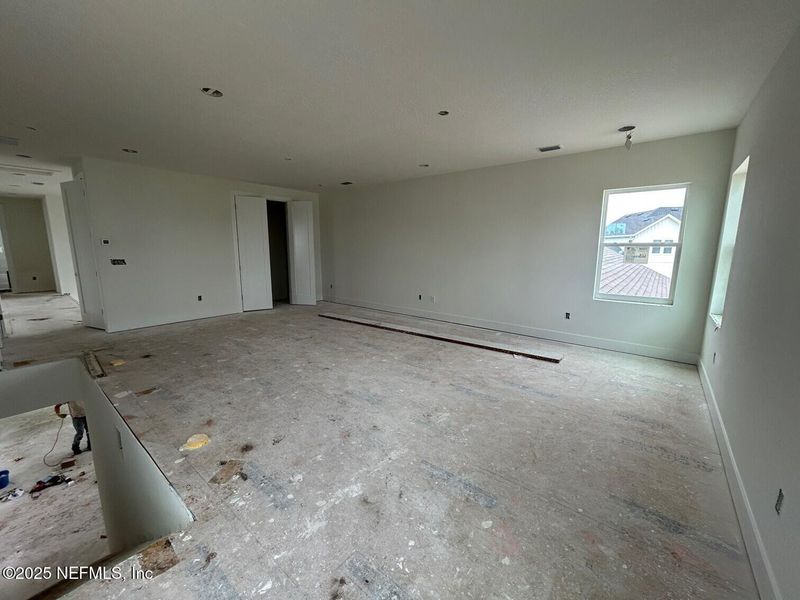 Spacious, unfurnished interior of a new home in Seven Pines, Jacksonville (Image 11).